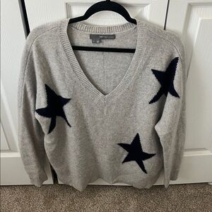 360 Cashmere Sweater Light Gray V-Neck Star Intarsia Sweater with Navy Stars